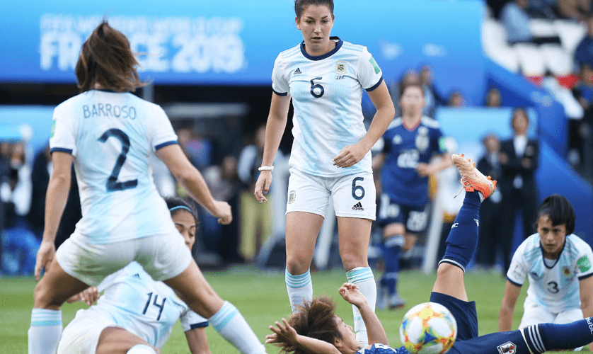 阿根廷女足球员因伤退出比赛，备战世界杯