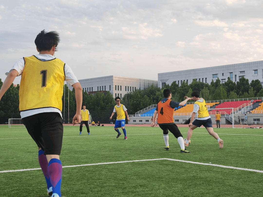 关于主场拼搏，球员斗志昂扬拼尽全力的信息