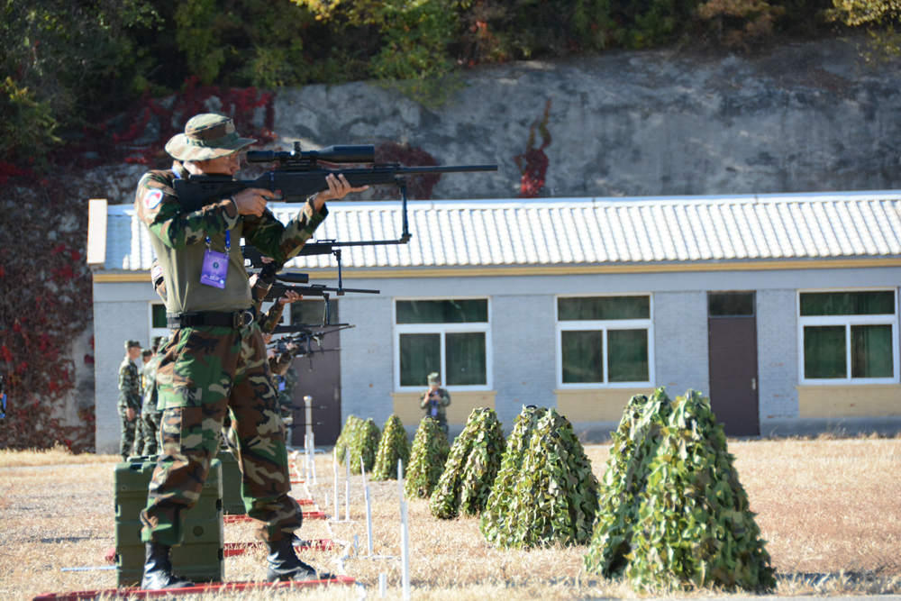 射击比赛备战紧张，选手们集中精力训练的简单介绍