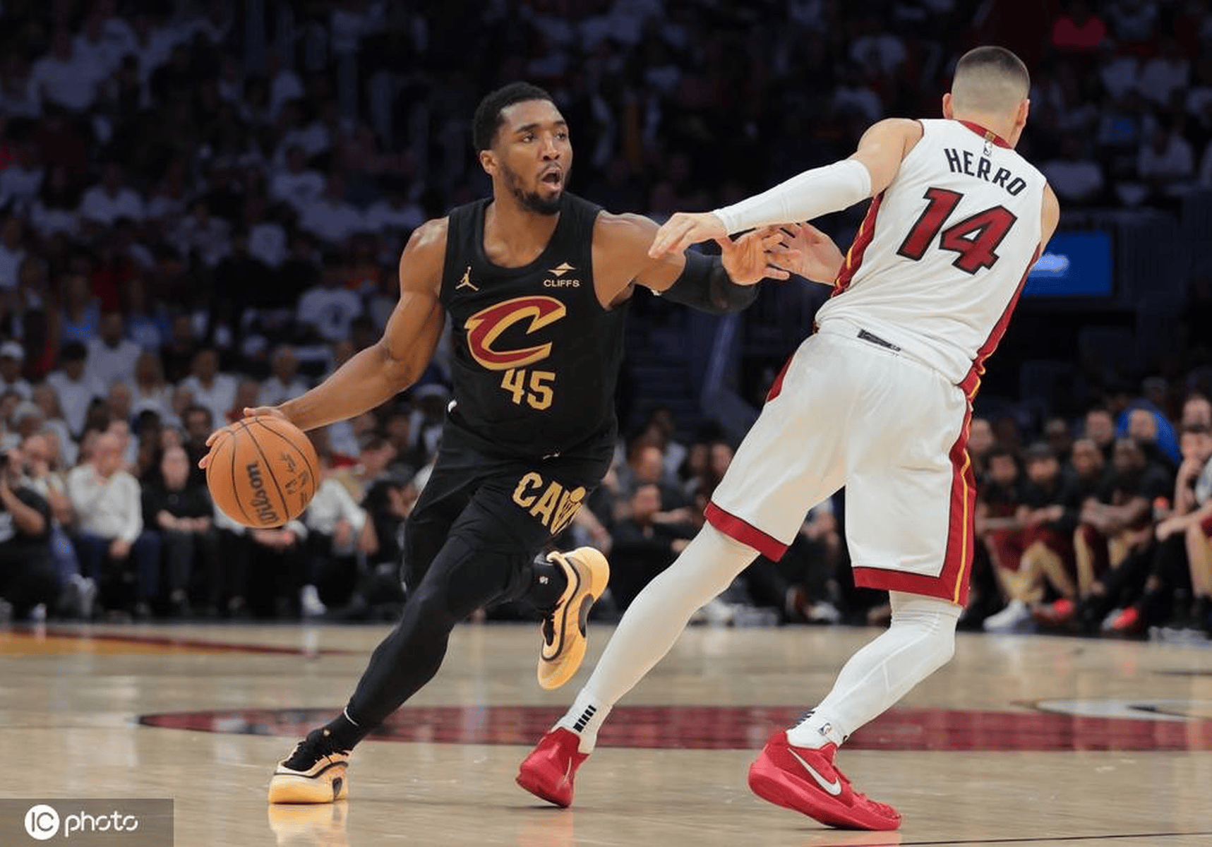 米切尔砍33分力压库里,爵士击败勇士 米切尔砍33分力压库里,爵士击败勇士