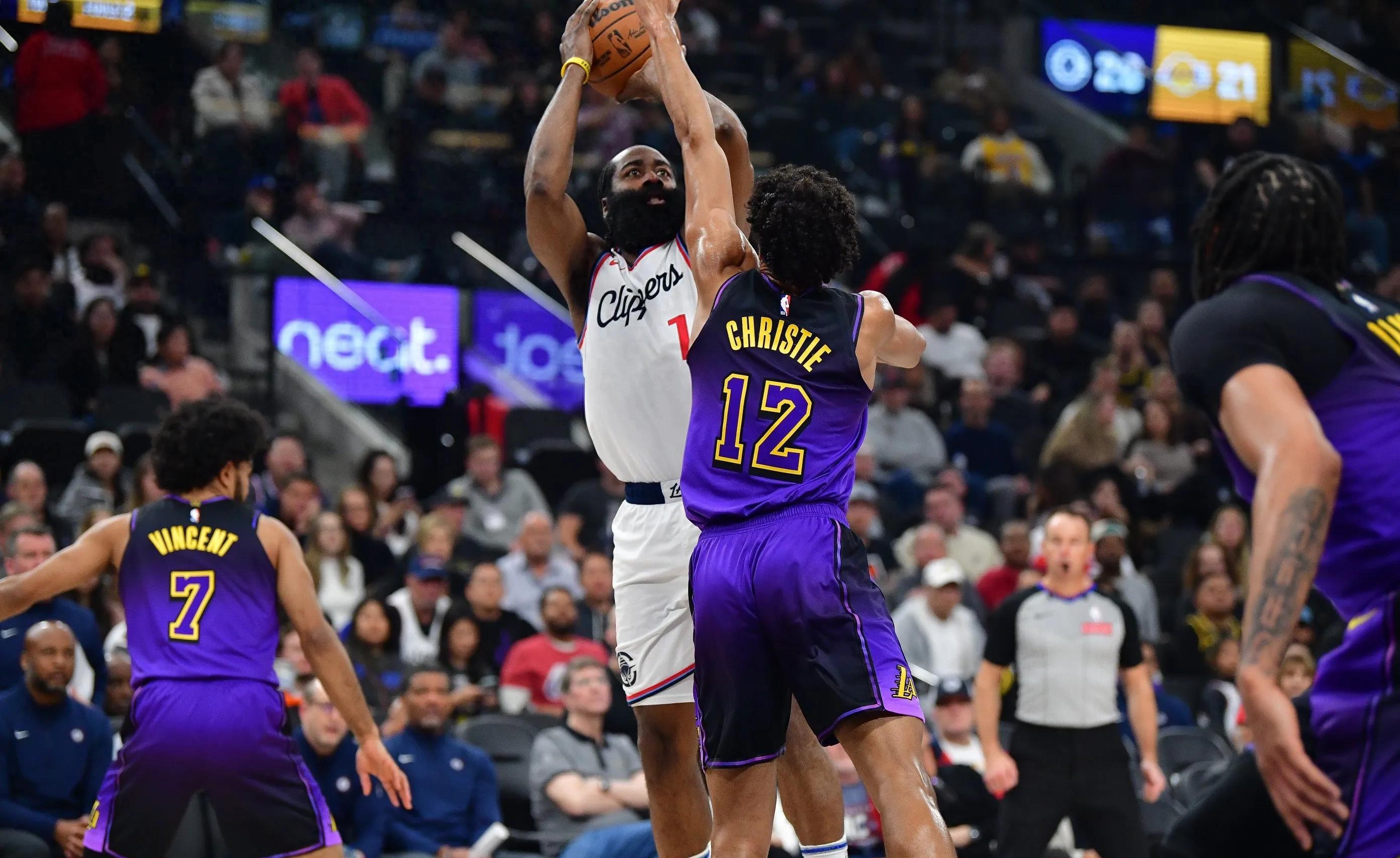 湖人赢得大胜，横扫马刺