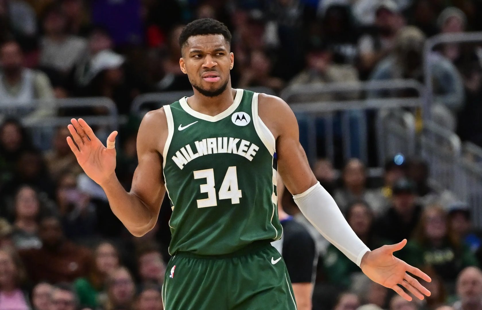 雄鹿主场决胜，字母哥再次证明实力的简单介绍