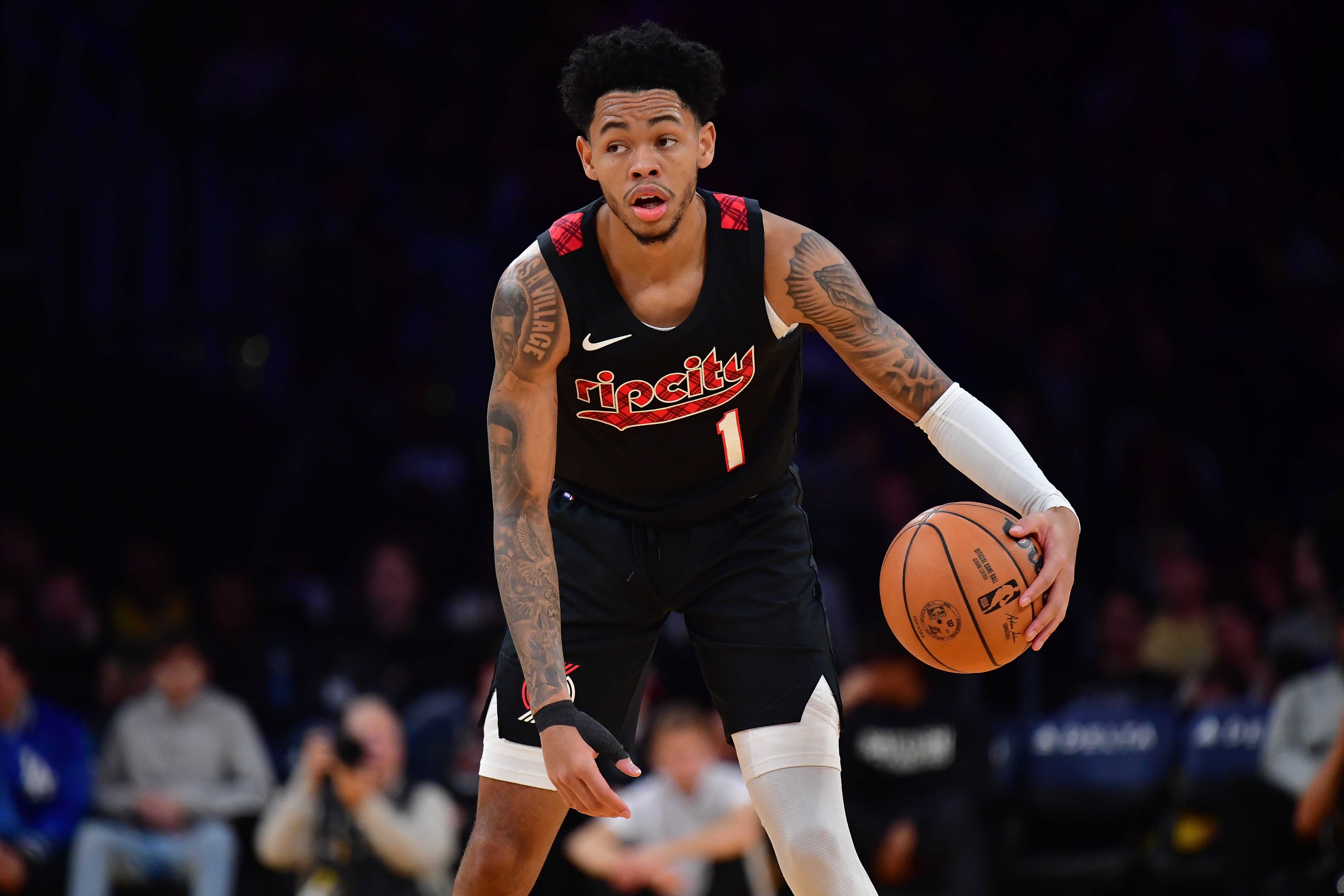 开拓者客场不敌独行侠，再遭挫折的简单介绍