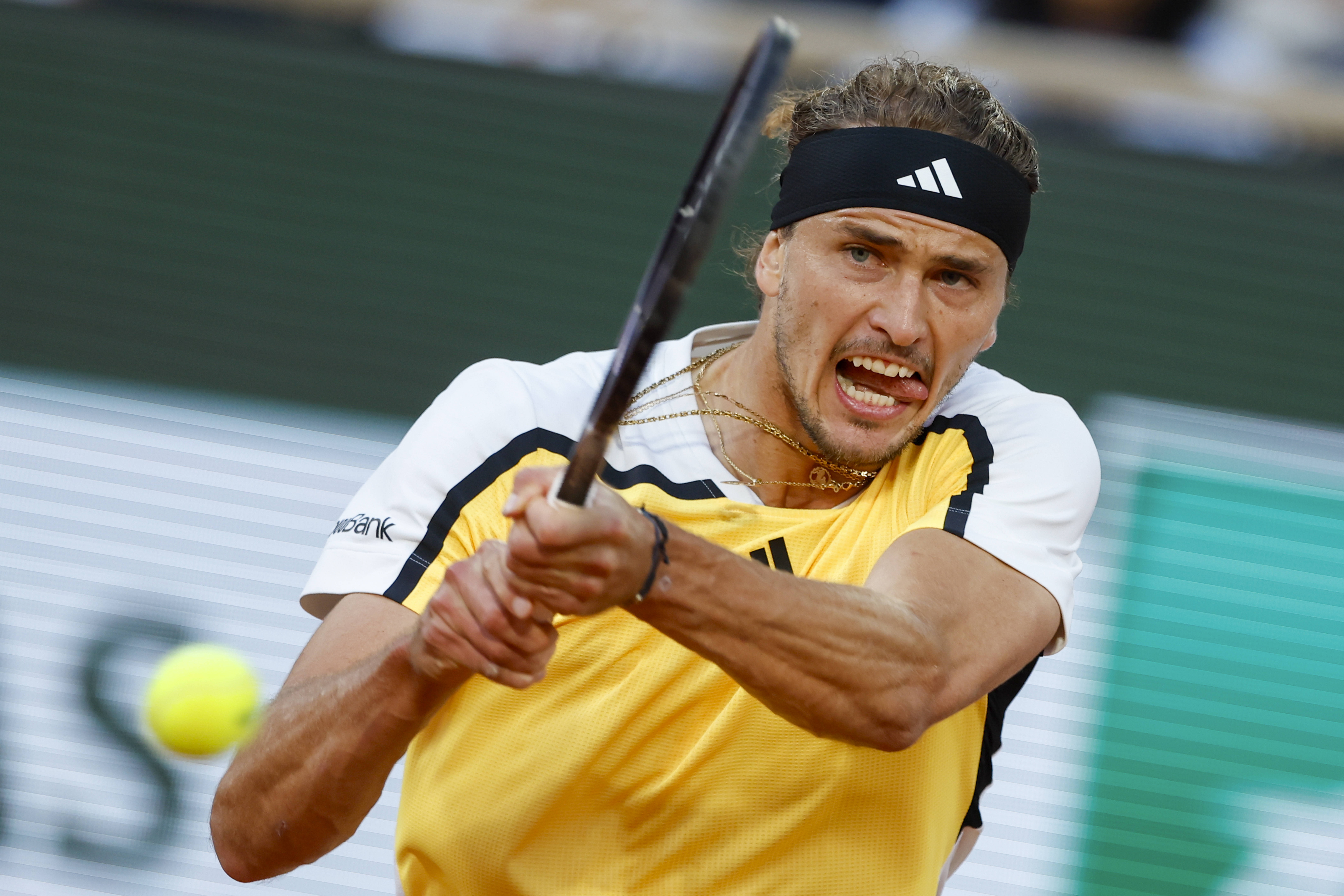 包含意大利网球队鏖战世界网球队，兹维列夫送出助攻的词条