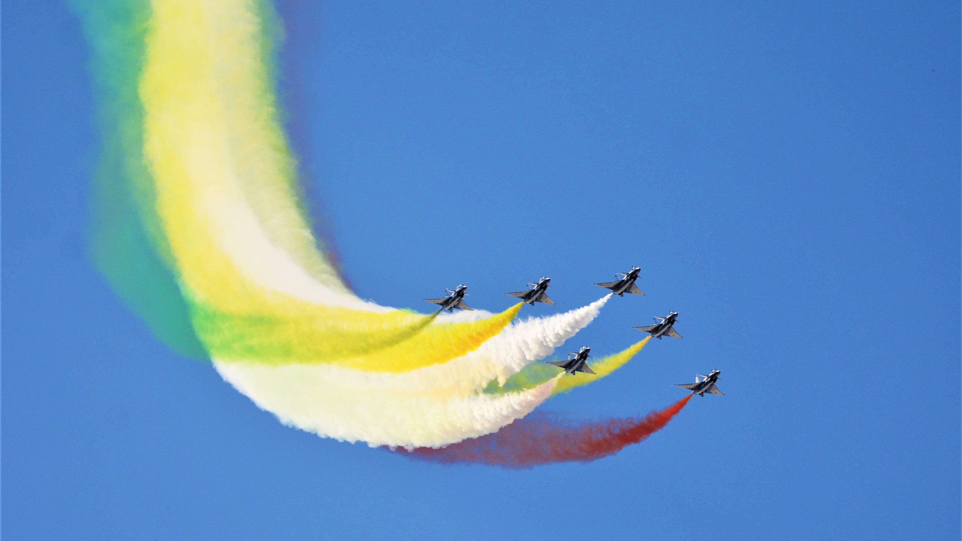 代码风暴，当深圳队算法入侵F1，勒布朗·詹姆斯在巴林赛道完成篮球式超车